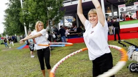 Isabella Granberg , till vänster,  och Sofia Merkuljeva rockar på Stora Nolia, med massageringar som gör kroppen slank och stark.