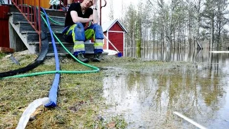 Vårfloden har fått Killisån att svämma över och bli en älv. Sven Clausén i Fjällbonäs har vatten upp till farstutrappen och källaren är översvämmad. "Jag lånade pappas pump. Annars hade jag haft vatten till naveln", säger han.