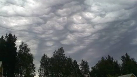 Mammamoln täckte himlen över Piteå i går, vilka ibland uppstår när nederbörd är på väg.