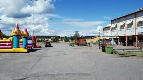 Två tomma hoppborgar och en dragspelare som spelar för en tom parkering. Det ser mörkt ut för Silveryrans fortsatta existens.