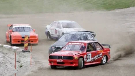 Emil Öhman, Älvsbyn, ställde upp supernationella klassen i pappa Thomas bil. Emil fick en bra start i A-finalen men blev sedan passerad av klubbkompisen Jonas Östman (tvåa i bild). Sedan flaggades finalen av efter en vurpa och i omstarten snurrade Emil bort sig.