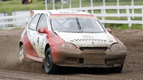 Trots att Jonas Ökvist, Piteå MS, hade stora problem med kopplingen under hela DM-deltävlingen lyckades han köra hem segern i 2400-klassen med sin trilskande Opel Corsa.