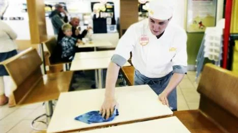 Efter 12 år av arbetslöshet och praktikjobb fick funktionshindrade Lars Andersson jobb vid Max hamburgerrestaurang i Piteå. Ett arbete anpassat efter honom och som han trivs mycket bra med.