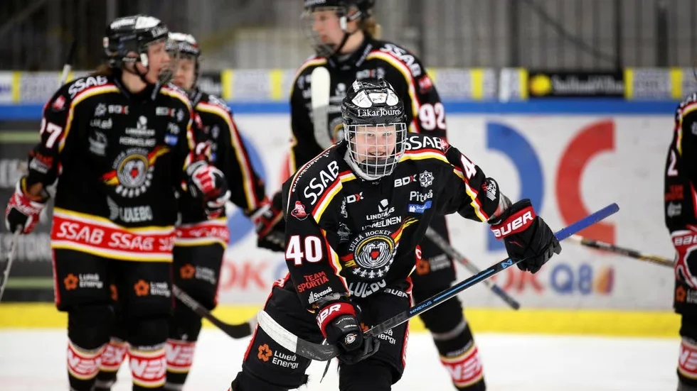 Tvåmålsskytt. Den finska succéspelaren Noora Tulus gjorde två mål i Luleå Hockey/MSSK:s möte med Luleå Hockeys pojkar 16-lag.