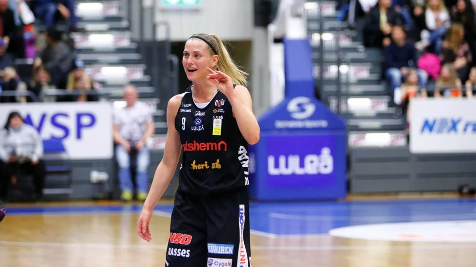 Guldnaglar. Martina Stålvant är säker på att guldfärgade naglar ger laget självförtroende.