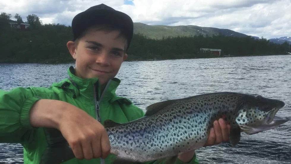 Grann öring. Fångad av Filip Mella, Kiruna i Torneträsk. Den vägde 2 214 gram.