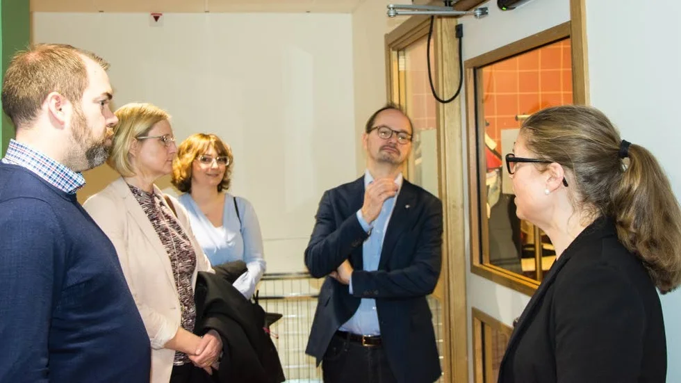 Talar äldreomsorg. Fredrik Lundh Sammeli (S), Lena Kruse, Bodil Wennerbrandt Sevastik (S) och Tomas Eneroth (S) får en rundtur på Bergvikens äldreboende av enhetschefen Sanna Ranneberg.