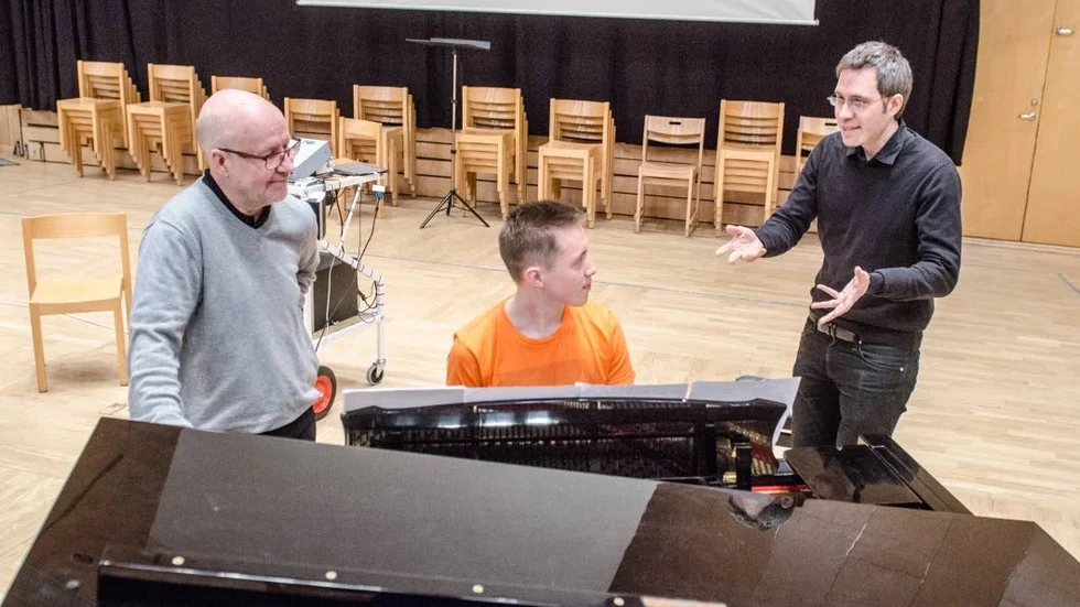 Experttips. Stefan Bojsten (till vänster) och Johan Sandback visade William Väänänen vad han ska tänka på när han spelar.
