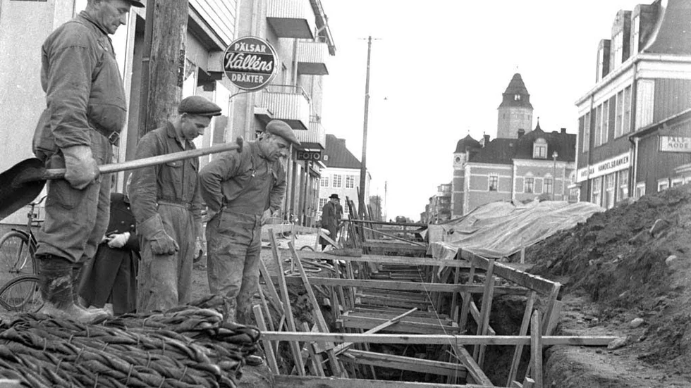 Vägarbete.  Året är 1951 och karlarna arbetar förfullt på Köpmangatan i centrala Haparanda.