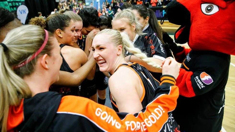 Hjälte. Frida Aili grattas av lagkamraterna.