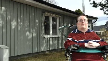 SÄTTNINGAR. Lasse Holmbom vill få ordning på det som pågått sedan 2001. Han stämmer  Beab på en miljon kronor för de sättningsskador som uppstått.