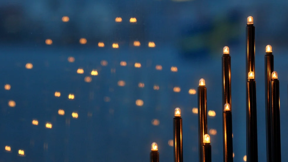 Adventsljusstakar kräver lite el, men symbolvärdet är stort, menar signaturen Ego.