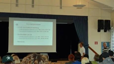 INFORMATÖRER OCH INSPIRATÖRER. Samhällsomvandlingsprocessen i Malmberget måste också delges ortens yngre menar gruvföretaget LKAB som med information och uppmuntran  gärna vill att avgångseleverna på gymnasiet avslutar sin skolgång med elevprojekt med framtidsinriktning. Informationsträffen hölls i onsdags. Foto: Kenth Bergmark