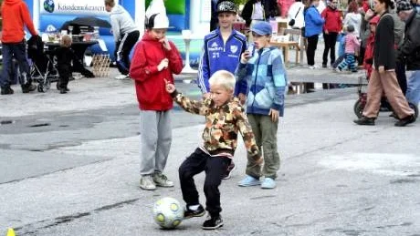BOWLINGFOTBOLL. Sexårige Esaias Orre från Bensbyn var en hejare på att pricka plastkäglor när han avfyrade sina fotbollsskott. Bowlingfotboll var ett av många sportinslag vid Örnäsdagen.