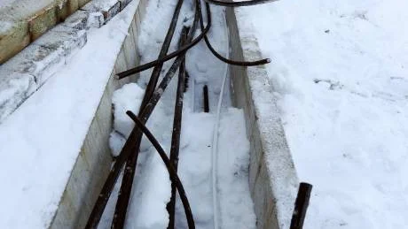 AVKLIPPTA. Flera kablar hittades avklippta vid järnvägshållplatsen vid Sunderby sjukhus.