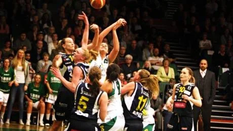 tung smäll. Luleå Basket åkte till Södertälje för att återta    hemmaplansfördelen i SM-finalen, men fick en rejäl näsbränna då Telge körde över laget under lördagen.Foto: Janne Näss/LT
