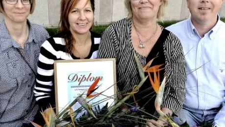 HYLLADE. Ett glatt gäng direkt efter ovationerna. Från vänster Maj Nilsson, Petra Idebjörk, Ann-Christin Broström och Patrik Andersson. Alla fritidspedagoger vid Ormbergets förskola i Luleå.Foto: Håkan Gidlöw