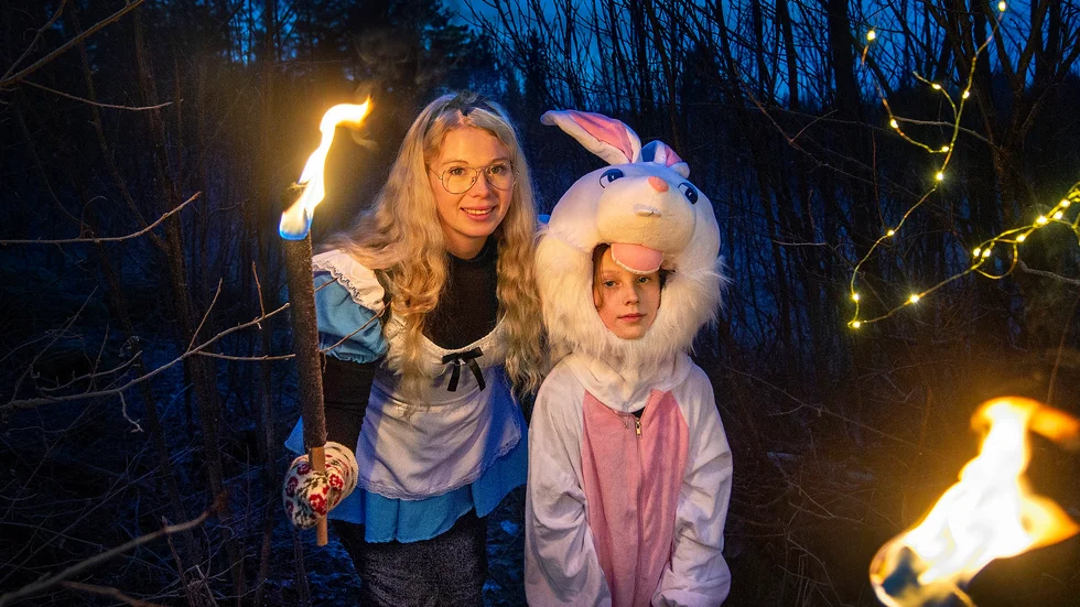 Alice i underlandet och vita kaninen dök upp vid Överkalix friskolas sagovandring. Eller var det kanske Signe Malmer och Mollie Eliasson, åk 5?