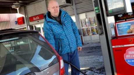 DYR SOPPA. Stefan Grann från Stockholm brukar hålla koll på bensinpriset. Men inte i går då det höjdes med 15 öre. "Det är sanslöst dyrt", säger han.  Foto: Åsa Poromaa