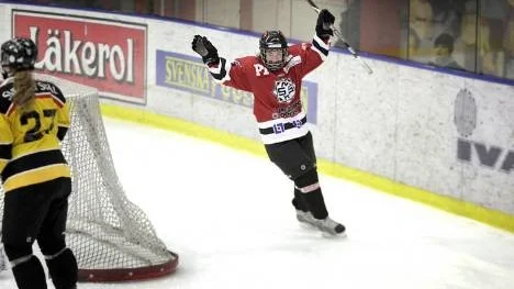 17-åriga Rebecca Stenberg, Munksund/Skuthamn, jublar efter ett av sina åtta mål. Hon svarade även för två assist och var den absolut bästa spelaren på isen när Munksund/Skuthamn besgerade Luleå Hockey med 15-2.