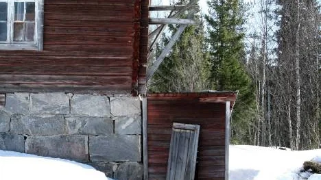 Snön ligger fortfarande meterdjup på gården, men nu är det skottat fram till ladugården och hålet där mördaren tog sig in.