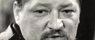Utdragen teaterpremiär n 34 år efter att Rainer Werner Fassbinder (bilden ovan) skrev "Soporna, staden och döden" får pjäsen premiär i Tyskland. Två gånger tidigare har Tysklandspremiären stoppats efter upprörda protester, skriver Der Spiegel.