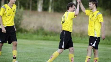 Inhopparen Frank Sjöström grattas efter att ha gjort 3-1 till Norrfjärden i prestigederbyt mot Alterdalen.