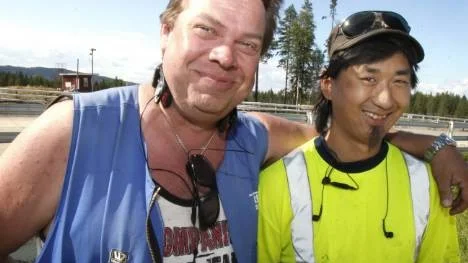 Introprojektet sysselsätter ett 20-tal personer i nuläget. Fyra av dem rustar upp motorstadion: Michael Håll, Jens Jonsson (bilden) samt Herbert Stenman och Hans Zakrisson.