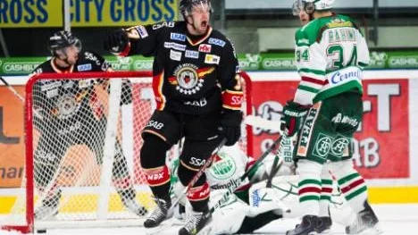 Luleås Robin Jonsson jublar efter sitt 4-3-mål i förlängningen mot Rögle.