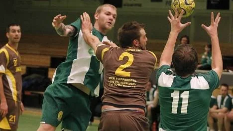 Claes Forsberg svarade för sju av målen i Strömnäs GIF:s segermatch mot Matteuspojkarna. Här avlossar han dock inte stora kanonen, utan spelar istället till Jonas Berglund på linjen.