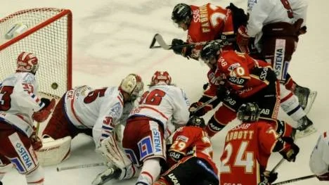 När bara tolv sekunder återstår jobbar Luleås Pär Arlbrant(40) in kvitteingen, 3-3, mot Timrå. Då hade                                           hemmalaget hämtat upp en underläge på 0-3.