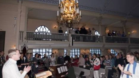 250 personer från församlingar i Norrbotten och Västerbotten startade den internationella dagen med en inledningsmässa i Arvidsjaurs kyrka. Dagen till ära hade alla sånger under mässan internationell prägel under ledning av kantor Mikael Hellgren.