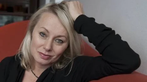 Louise Hoffstens nya platta innehåller både godbitar och brister.