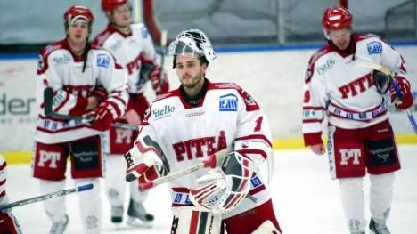 Målvakten Markus Ottosson och hans medspelare i Piteå Hockey deppar efter förlusten mot Kiruna i allettan.