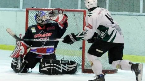 Rosviks Johan Bergdahl konstaterar att Daniel Holmströms skott passerar Asplövens målvakt Andreas Hookana. Matchens första mål. Rosvik låg sedan under med 1-3, men lyckades vända och vinna med 5-4.