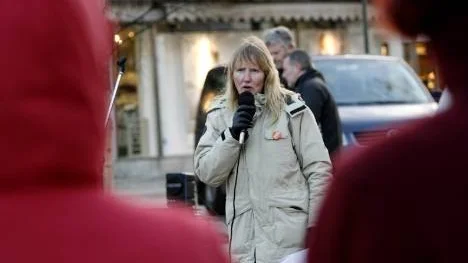 Anita Engström, ordförande för LO-distriktet, hävdade att den dyrare och sämre a-kassan ska finansiera regeringens utlovade skattesänkningar. Engström varnade för att försämringarna kommer att leda till att fler behöver hjälp från det sociala.