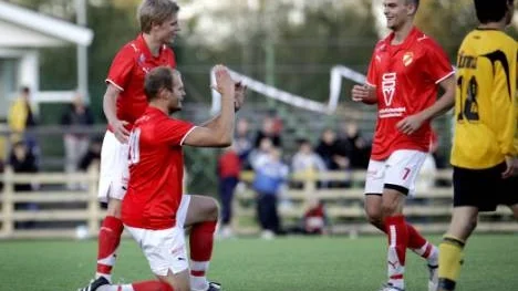 Erik Viklund gör målgesten efter sin enorma kanon mot Notviken. Projektilen kom i den 51:a minuten vilket betydde ledning med 2-0. Till slut blev det seger med 3-1 och sviten på tre raka förlusten bröts därmed. Viktor Eliasson (till vänster) och Johan Aldrin grattar Erik.