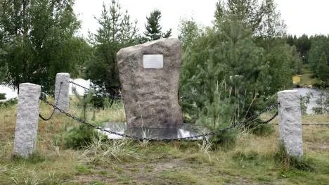 Minnesstenen i Pitsund, som restes för tio år sedan till minne av de sista skotten under Finska kriget 1808-1809, befinner sig i ett lätt förfall. Här behöver röjas och stolparna rätas upp innan de kungliga anländer på torsdag.