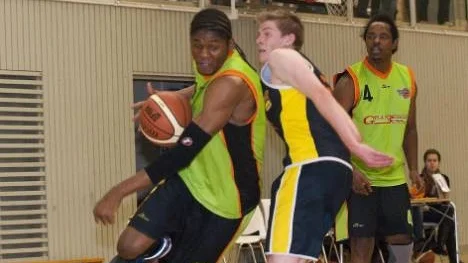 Full fart framåt! Tresor Saya och hans Arvidsjaur Basket gav inte gästande Kiruna någon chans i lördagens match. Arvidsjaursspelaren som avvaktar i bakgrunden än Alain Dugu.