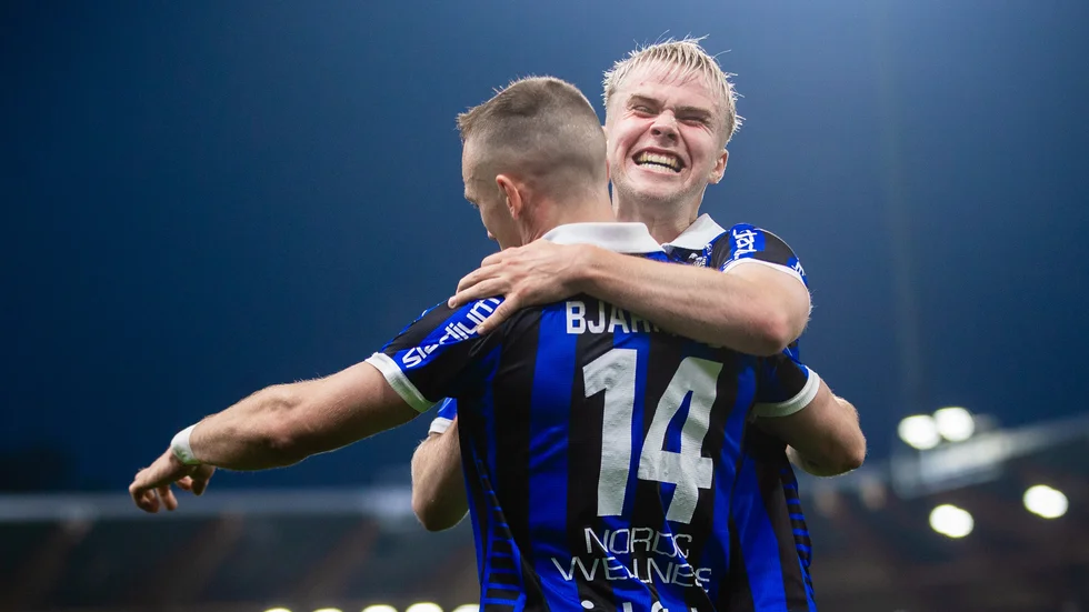 Aron Bjarnason och Oli Omarsson jublar efter 2-0.