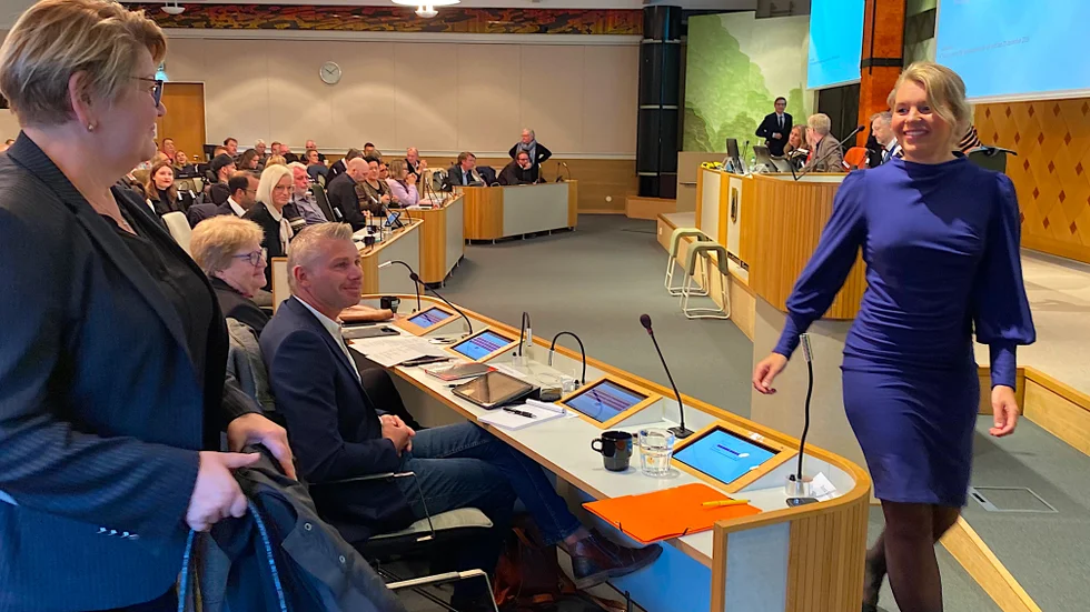 Nytt kommunfullmäktige i Norrköping, med Anna Sotkasiira Wik (M) som fullmäktiges ordförande och en glad Sophia Jarl (M) som kommunstyrelsens ordförande.