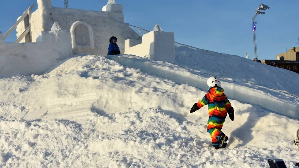 Invigning. Flera familjer var på plats redan vid den soliga invigningen för att testa den nya snöborgen.