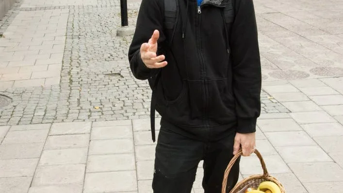 Skjuta fram. Joshua Armfield från EFS-kyrkan i Luleå fick nöja sig med att bjuda på frukt. Ukulelen blev kvar i ryggsäcken.