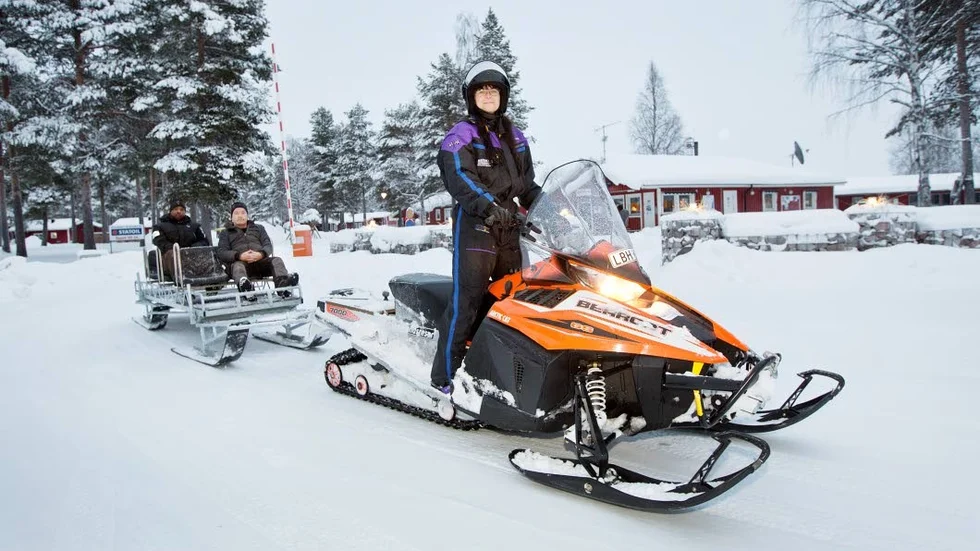 Skotertaxi. Från vänster Ahmed Hassan, Roland Andersson, Pia Emretsson.