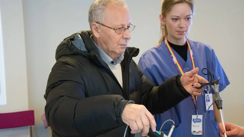 Jobb för fingerfärdiga. Göran Forsberg prövar på laparoskopisimulatorn, som läkarstudenter använder för att träna på titthålskirurgi. MT-ingenjören Maria Karman instruerar honom.