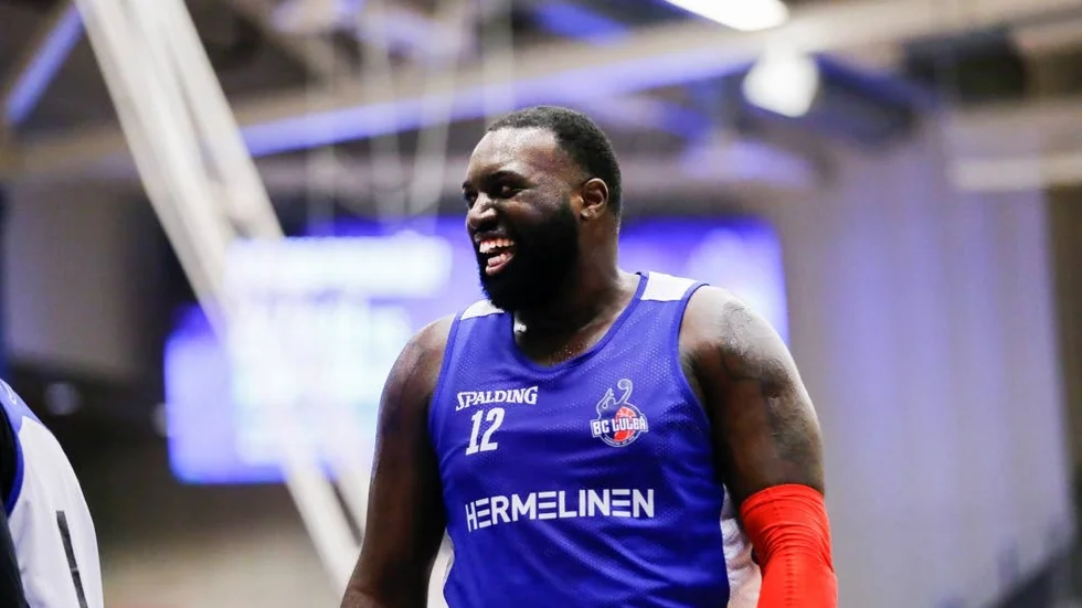 Lycka. Pratkvarnen Brice Massamba kan konsten att fylla sig själv och hela laget med glädje även efter ett tungt nederlag.