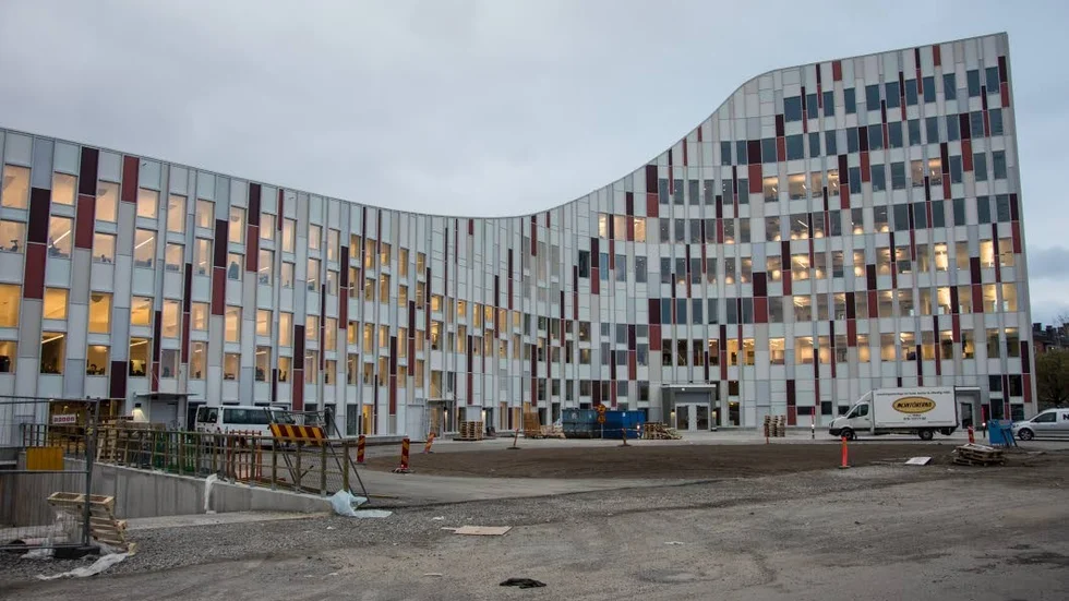 Inflyttning pågår. Nu lyser det i fönstren i det nya kontorshuset i kvaretet Kajan. Ett hus som det råder delade meningar om bland Luleåborna.