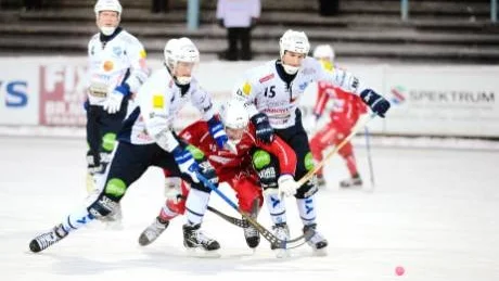 KAMP. Kalix Bandys Simon Viklund är uppvuxen i Nyborg men på annandagen ställs han mot moderklubben i lokalderbyt.