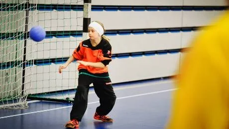 MÅLVAKTEN. Lina Pekula, 10 år, vaktade målet för Strömnäs 1 och hade fullt upp.