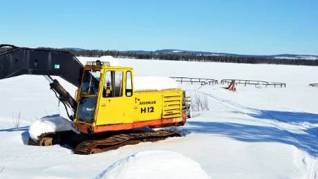 ORO. Bybor oroas över att grävmaskinen ska läcka ut olja i sjön, liksom kranen nedanför.